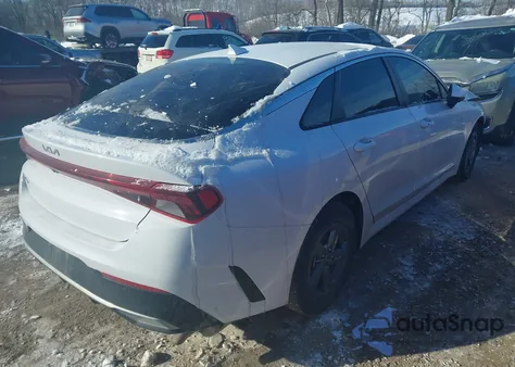2022 Kia K5 Lxs z USA, uszkodzony, nr VIN 5XXG14J28NG112019